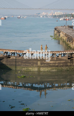 Indien, Kolkata (aka Kalkutta) West-Bengalen, Hooghly River. Kanal und Lock System vor Vidyasagar Setu (Brücke) anschließen Howrah, Kalkutta. Stockfoto