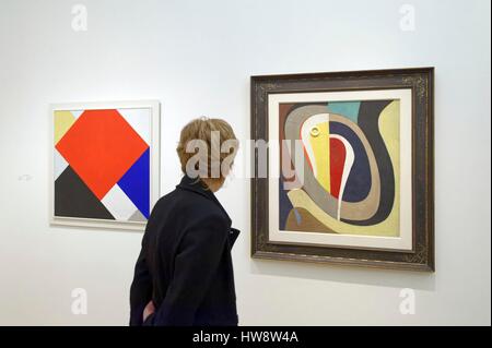 Museum, Amsterdam, Nordholland, Niederlande Bezirk, Stelelikj Museum, Werke von Theo Van Doesburg (1924) und Kurt Schwitters untitled (1941) Stockfoto