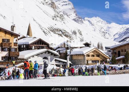 Frankreich, Haute-savoie (73), Val d'Isère, le Centre du Village et ses Terrasses, vue sur Le Clocher Lombard de l'église Saint-Bernard-de-Menthon/Frankreich, Savoie, Val D'Isere, auf das Zentrum des Dorfes und seiner Terrassen und der lombardischen Glockenturm Saint-Bernard-de-Menthon Kirche Stockfoto