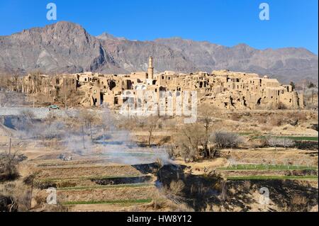 Iran, Yazd Provinz, Dasht-e Kavir Wüste, Kharanaq alten Dorfrand mit seiner Lehmziegel (Adobe) Häuser mit Blick auf das Andjir-Tal Stockfoto