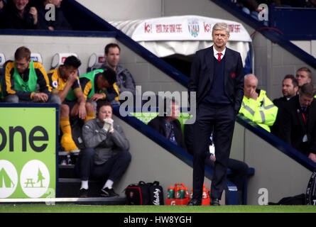 Arsenal-Trainer Arsene Wenger an der Seitenlinie während der Premier-League-Spiel bei The Hawthorns, West Bromwich. Stockfoto