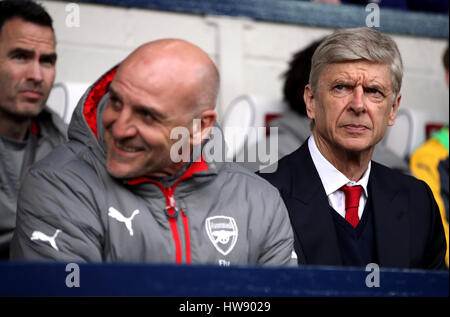 Arsenal-Trainer Arsene Wenger und sein Assistent Steve Bould während der Premier League match bei The Hawthorns, West Bromwich. Stockfoto