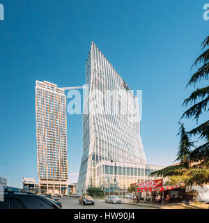 Batumi, Adscharien, Georgia - 25. Mai 2016: Blick auf Ninoshvili Straße in der Nähe von Gebäuden Schwarzmeer technologische Universität Batumi, Wohnhaus Porta Stockfoto