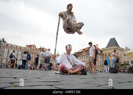 Praha, Tschechische Republik, 23. Juli 2015: Street Performance auf dem Altstädter Ring in Prag. Stockfoto