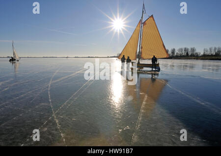 Marken, Niederlande, 06 Januar 2009: Eissegeln auf einem zugefrorenen See an einem schönen sonnigen Wintertag Stockfoto