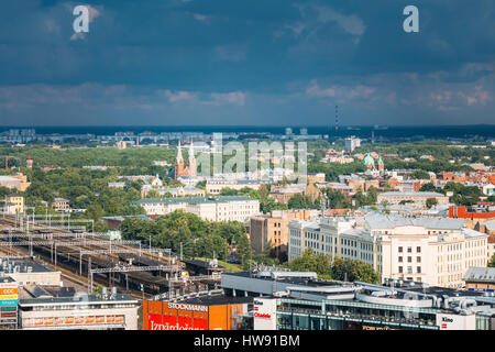 Riga, Lettland - 1. Juli 2016: Riga, Lettland. Aerial Stadtbild im sonnigen Sommertag. Draufsicht der Sehenswürdigkeiten - Hauptbahnhof von Riga, St. Francis Church, Min Stockfoto