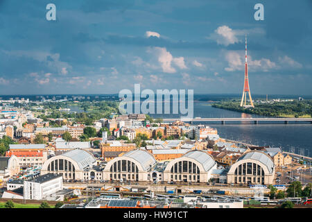 Riga, Lettland - 1. Juli 2016: Riga, Lettland. Aerial Stadtbild im sonnigen Sommerabend. Draufsicht der Wahrzeichen - Bus Station Riga International Coach Begriff Stockfoto