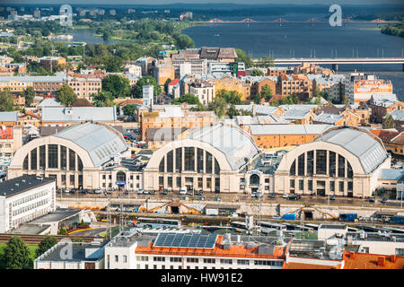 Riga, Lettland - 1. Juli 2016: Aerial Stadtbild im sonnigen Sommerabend. Draufsicht der Sehenswürdigkeiten - Bus Station Riga International Coach Terminal und Riga Stockfoto