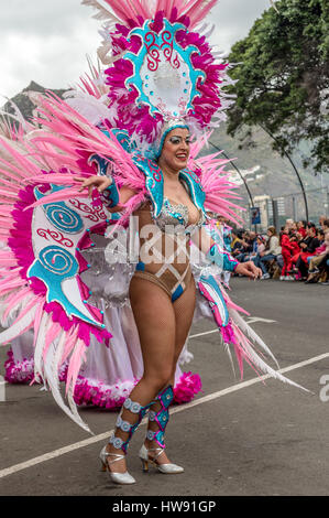 Frau verkleidet in aufwendigen Kostüm tanzen in Teneriffa Karneval Prozession Stockfoto