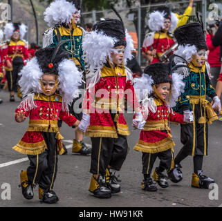 Kleinkinder in aufwendigen Kostüm in Teneriffa Karnevalsumzug Stockfoto