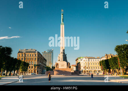 Riga, Lettland - 1. Juli 2016: Passanten in der Nähe von Freiheit Denkmal am Platz der Freiheit In sonnigen Sommertag. Berühmte Wahrzeichen. Stockfoto