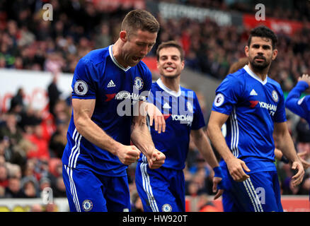 Chelseas Gary Cahill feiert Tor seiner Mannschaft zweite des Spiels während der Premier-League-Spiel im Stadion bet365, Stoke. Stockfoto