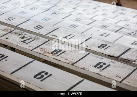 Leer leer nummerierten Bleacher Sitze im Stadion Stockfoto