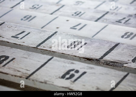 Leer leer nummerierten Bleacher Sitze im Stadion Stockfoto