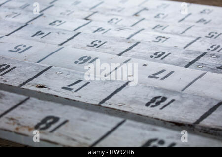 Leer leer nummerierten Bleacher Sitze im Stadion Stockfoto