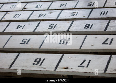 Leer leer nummerierten Bleacher Sitze im Stadion Stockfoto