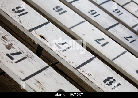 Leer leer nummerierten Bleacher Sitze im Stadion Stockfoto