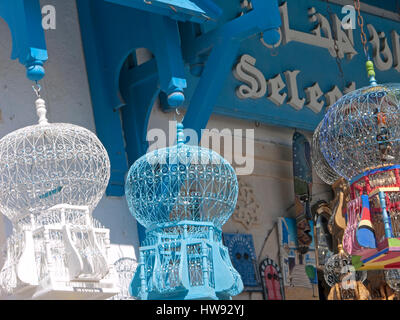 Souvenir-Shop mit Vogelkäfige Sidi Bou Said, Tunis Stockfoto