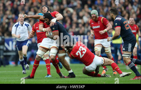 Frankreichs Sebastien Vahaamahina von Wales' Luke Charteris und Jamie Roberts während der RBS 6 Nations-Spiel im Stade de France, Paris in Angriff genommen wird. Stockfoto