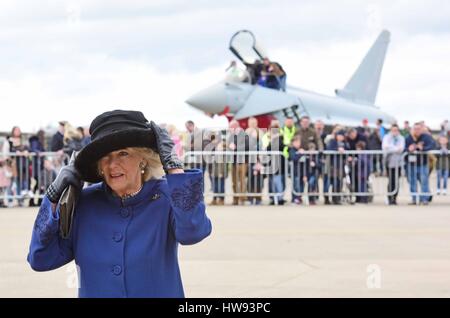 Die Herzogin von Cornwall hält an ihrem Hut während eines Besuchs in RAF Leeming, Gatenby, Northallerton, für die 100 Geschwader Hundertjahrfeier. Stockfoto