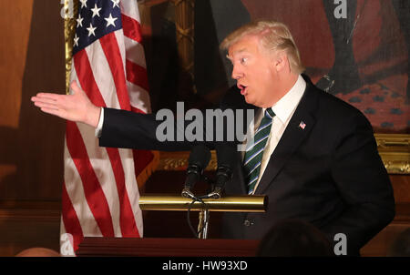 US-Präsident Donald Trump spricht bei einem "Friends of Ireland"-Mittagessen im Capitol Building in Washington, USA. Stockfoto