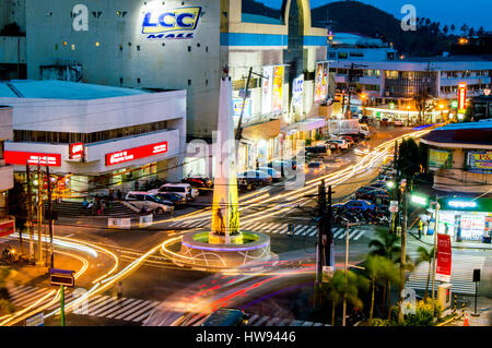 Schlacht von Legazpi Obelisk in der Nacht, Quezon Avenue, Legazpi City, Philippinen Stockfoto