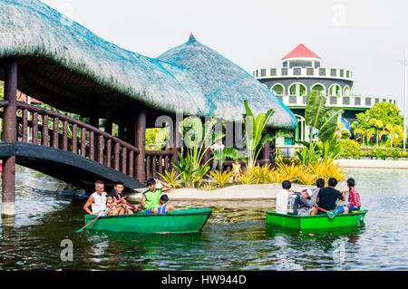 See mit gemieteten Ruderboote, Albay Park und Wldlife, Legazpi City, Philippinen Stockfoto