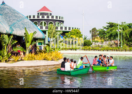 See mit gemieteten Ruderboote, Albay Park und Wldlife, Legazpi City, Philippinen Stockfoto