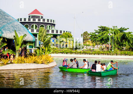 See mit gemieteten Ruderboote, Albay Park und Wldlife, Legazpi City, Philippinen Stockfoto