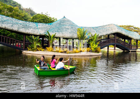 See mit gemieteten Ruderboote, Albay Park und Wldlife, Legazpi City, Philippinen Stockfoto