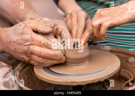 Keramik Herstellung, hautnah an Händen Stockfoto