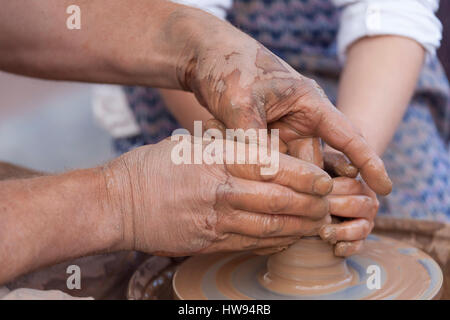 Keramik Herstellung, hautnah an Händen Stockfoto