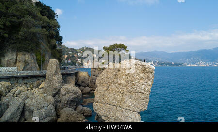 CADREGA des Rock, maritimen Pinie, Luftaufnahme, Uferpromenade zwischen Santa Margherita Ligure und Portofino, Paraggi, Ligurien, Italien Stockfoto