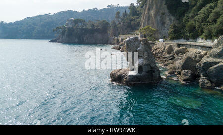 CADREGA des Rock, maritimen Pinie, Luftaufnahme, Uferpromenade zwischen Santa Margherita Ligure und Portofino, Paraggi, Ligurien, Italien Stockfoto