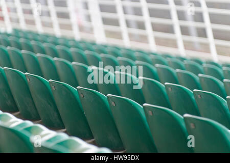 leere Sitzreihe im Stadion Stockfoto