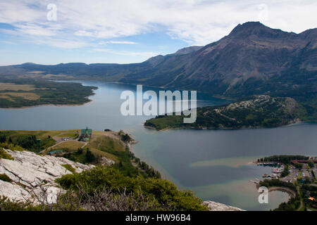 Malerische Aussicht auf Lower Waterton Lake in Waterton Lakes Park, Alberta, Kanada von der Spitze des Bären Buckel, einen kurzen, anstrengende, aber lohnende Aufstieg. Stockfoto