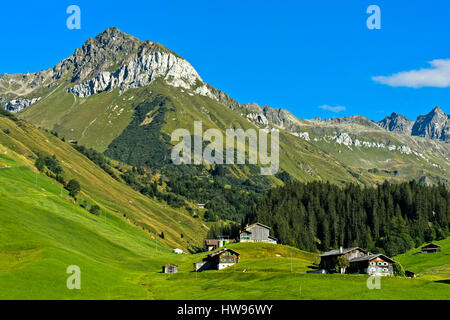 Berglandschaft mit Streusiedlung im Prättigau, St. Antönien, Kanton Graubünden, Schweiz Stockfoto