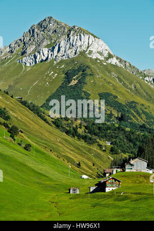 Berglandschaft mit Streusiedlung im Prättigau, St. Antönien, Kanton Graubünden, Schweiz Stockfoto