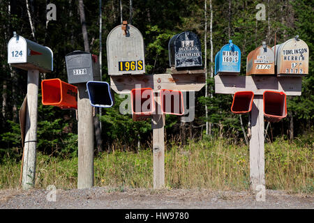 Traditionelle amerikanische Postfächer auf der Straße, in der Nähe von Ferndale, Provinz von Montana, USA Stockfoto