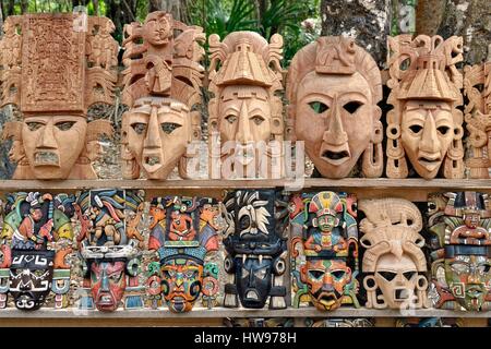 Verschiedene hölzerne Masken, bemalte und unbemalte am Stand von historischen Maya-Stadt Chichen Itza, Piste, Yucatan, Mexiko Stockfoto