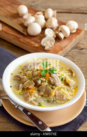 Hausgemachte Pilzsuppe mit Hirse und Gemüse in Schüssel weiß, gesunde Bio-vegetarische vegane Ernährung essen essen Suppe zum Mittagessen Stockfoto