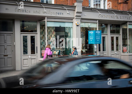 Gesamtansicht von Osborne & Little auf der King's Road, Chelsea, London. George Osbornes vornehme Tapetenfirma für die Familie wird für seinen Showroom in der nobigen King's Road in London eine Senkung der Geschäftsgebühren um mehr als £3,400 pro Jahr genießen, während die Geschäfte in derselben Straße vor einer beeindruckenden Wanderung stehen. Stockfoto