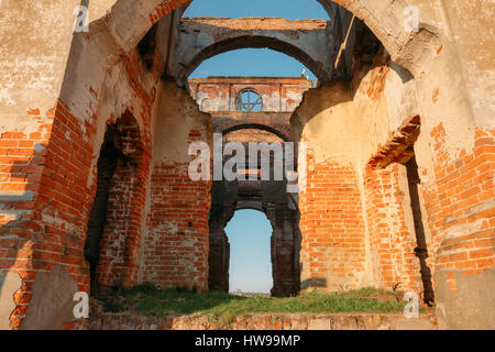 Roten Backsteinmauern ruiniert alte orthodoxe Kirche des Hl. Nikolaus In Dorf Lenino, Dobrush Bezirk Gomel Region, Weißrussland Stockfoto