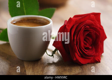 frischer Espresso mit roter rose Blume Stockfoto