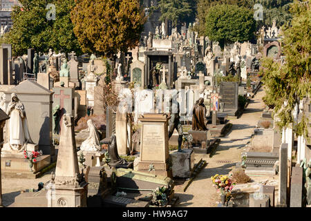 Verkürzung der eine Menge von Statuen und Friedhöfe im Bereich bei großen monumentalen Friedhof in der Stadt, im hellen Licht in Mailand, Lombard Spätwinter erschossen Stockfoto