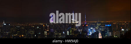 Panorama-Foto von New York City, von der Spitze des Roc auf 4. Juli. Skyline von New York in der Nacht voller Licht Stockfoto