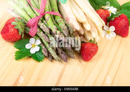 Spargel. Frischem grünem und weißem Spargel mit Erdbeeren Retro-Dekoration Stockfoto