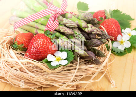 Spargel grün weiss. Frischer Spargel auf hölzernen Hintergrund, Lichteffekt Stockfoto