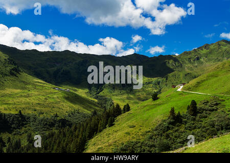 Berglandschaft entlang der Zillertaler Höhenstraße in Österreichische Alpen. Zillertaler Hoehenstrasse, Österreich, Tirol, Tirol Stockfoto