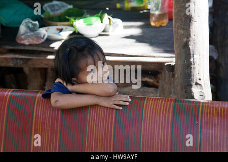 Einheimisches Mädchen im Dorf von Preah Dak in Siem Reap - Kambodscha Stockfoto